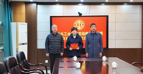 兩名女工患病，省上縣里都來慰問一一虹潤三重保障體系筑就員工幸福家